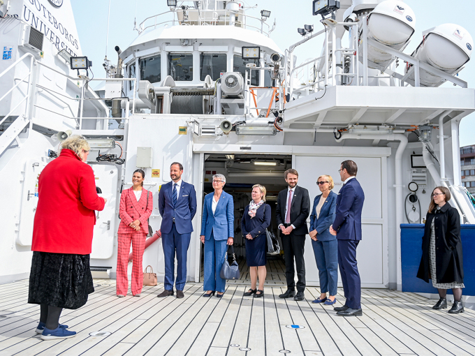 Kronprins Haakon, Kronprinsesse Victoria og Prins Daniel besøkjer forskingsskipet ”Skagerak” som ligg til kai i Gøteborg. Foto: Annika Byrde / NTB